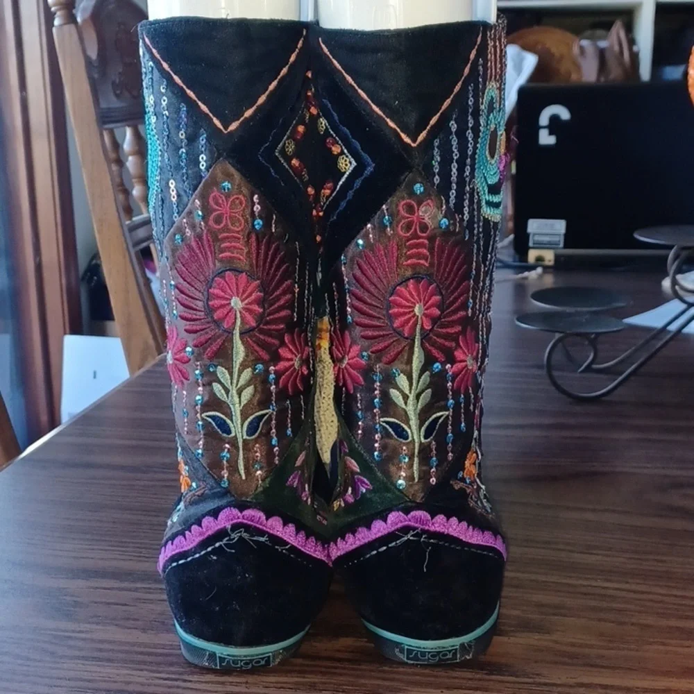 Sugar SIZE 6.5 Embroidered & Sequin Black slip on Sneaker Boho Hippie Boots